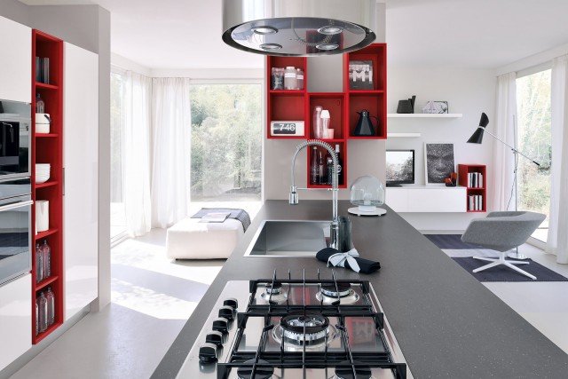 Colonne con anta a battente e vani a giorno, Essenza di Lube, ha finitura in polimerico bianco assoluto con elementi in laccato rosso opaco. Un modulo base misura: L 60 x P 60 x H 75 cm. Prezzo esclusa Iva e top: 333 euro. www.cucinelube.it Colonne con anta a battente e vani a giorno, Essenza di Lube, ha finitura in polimerico bianco assoluto con elementi in laccato rosso opaco. Un modulo base misura: L 60 x P 60 x H 75 cm. Prezzo esclusa Iva e top: 333 euro. www.cucinelube.it