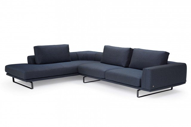 5. È sospeso su una base a slitta in metallo che lo rende leggero Tempo di Natuzzi, un modello realizzato con tecniche artigianali; i cuscini della spalliera sono imbottiti in piuma d’oca e quelli della seduta in poliuretano ad alta resistenza. Misura L 212/229 x P 108 x H 108 cm. Prezzo 4.230 euro. www.natuzzi.it 5. È sospeso su una base a slitta in metallo che lo rende leggero Tempo di Natuzzi, un modello realizzato con tecniche artigianali; i cuscini della spalliera sono imbottiti in piuma d’oca e quelli della seduta in poliuretano ad alta resistenza. Misura L 212/229 x P 108 x H 108 cm. Prezzo 4.230 euro. www.natuzzi.it