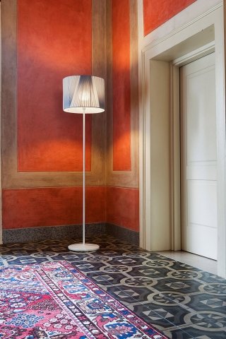 lampada Decòrative Kyria di Linea Light in metallo bianco e paralume in tessuto lampada Decòrative Kyria di Linea Light in metallo bianco e paralume in tessuto