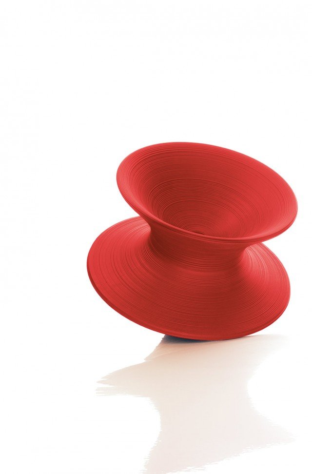 Adatta anche in esterno, Spun di Magis è una poltroncina roteante in polietilene, disponibile in quattro colori. Misura 91 x H 65 cm. Prezzo 387 euro. www.magisdesign.com Adatta anche in esterno, Spun di Magis è una poltroncina roteante in polietilene, disponibile in quattro colori. Misura 91 x H 65 cm. Prezzo 387 euro. www.magisdesign.com