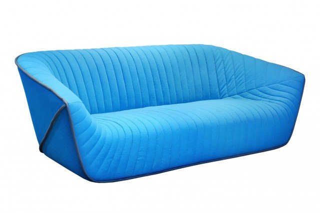Seduta e schienale in morbido tessuto trapuntato per Nautil di Roche Bobois che è decorato da un grosso filetto in pelle scura e ha i piedi in faggio massiccio tinto nero. Il design innovativo lo rende un pezzo speciale. Misura L 279 x P 98 x H 78 cm. Prezzo 3.570 euro. www.rochebobois.com Seduta e schienale in morbido tessuto trapuntato per Nautil di Roche Bobois che è decorato da un grosso filetto in pelle scura e ha i piedi in faggio massiccio tinto nero. Il design innovativo lo rende un pezzo speciale. Misura L 279 x P 98 x H 78 cm. Prezzo 3.570 euro. www.rochebobois.com