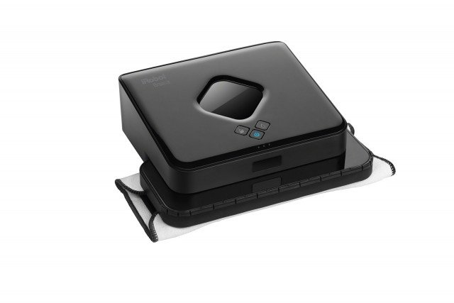 Rimuove sporco e polvere dal pavimento, Braava 380 di IRobot, è progettato per pulire tutte le superfici dure, ceramica, laminato, vinile e parquet incluso. Funziona in modalità a secco con panni in microfibra, e in modalità umida con straccio bagnato. Leggero e silenzioso, si trasporta con facilità, si muove in autonomia con un sistema di navigazione simile a un GPS e è dotato di sensori che consentono di evitare ostacoli, tappeti e scale. Quando ha finito di pulire la superficie il robot torna al punto di partenza. In foto il modello grande, adatto a superfici fino a 93 mq a secco e 48 mq a umido. Prezzo 319 euro. www.irobot.it Rimuove sporco e polvere dal pavimento, Braava 380 di IRobot, è progettato per pulire tutte le superfici dure, ceramica, laminato, vinile e parquet incluso. Funziona in modalità a secco con panni in microfibra, e in modalità umida con straccio bagnato. Leggero e silenzioso, si trasporta con facilità, si muove in autonomia con un sistema di navigazione simile a un GPS e è dotato di sensori che consentono di evitare ostacoli, tappeti e scale. Quando ha finito di pulire la superficie il robot torna al punto di partenza. In foto il modello grande, adatto a superfici fino a 93 mq a secco e 48 mq a umido. Prezzo 319 euro. www.irobot.it