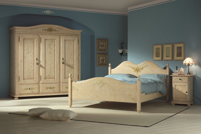 Stile COUNTRY Il letto Dune della collezione I Decorati è lucidato a lacca e alcool, ha una raffinata finitura color avorio invecchiato ed è decorato da mazzi di girasoli dipinti. Misura L 173 x P 204 x H 108 cm. Prezzo 2.049,60 euro. Il comodino Grande misura L 48 x P 40 x H 73 cm, prezzo 634,40 euro. L’armadio Elisa è dotato di tre ante e tre cassetti, misura L 210 x P 66 x H 225 cm, costa 4.992,24 euro. Tutto di Scandola. www.scandola.it Stile COUNTRY Il letto Dune della collezione I Decorati è lucidato a lacca e alcool, ha una raffinata finitura color avorio invecchiato ed è decorato da mazzi di girasoli dipinti. Misura L 173 x P 204 x H 108 cm. Prezzo 2.049,60 euro. Il comodino Grande misura L 48 x P 40 x H 73 cm, prezzo 634,40 euro. L’armadio Elisa è dotato di tre ante e tre cassetti, misura L 210 x P 66 x H 225 cm, costa 4.992,24 euro. Tutto di Scandola. www.scandola.it