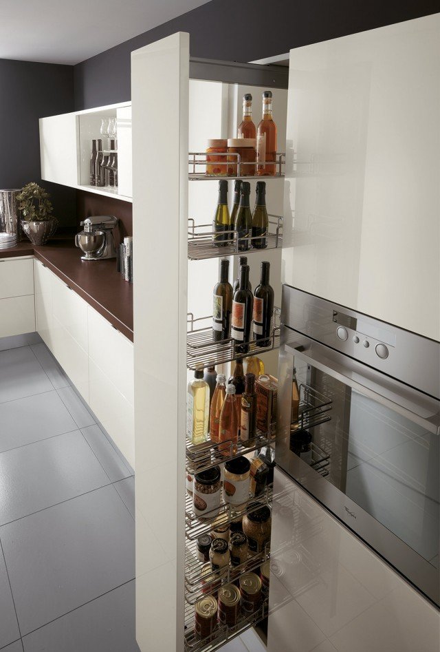 Dettaglio colonna della serie Scenery di Scavolini attrezzata con cestelli estraibili in acciaio. Finitura laccata lucida e apertura anta tramite push-pull meccanico. Un modulo base misura: L 45 x P 56 x H 73 cm. Prezzo esclusa Iva: 240 euro. www.scavolini.com Dettaglio colonna della serie Scenery di Scavolini attrezzata con cestelli estraibili in acciaio. Finitura laccata lucida e apertura anta tramite push-pull meccanico. Un modulo base misura: L 45 x P 56 x H 73 cm. Prezzo esclusa Iva: 240 euro. www.scavolini.com