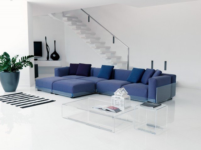 Permette di dare vita a composizioni personalizzate Asami di Colico Design grazie ai moduli sfoderabili rivestiti in puro cotone; la struttura è realizzata in metacrilato trasparente e i piedini sono in acciaio cromato. Misura L 400 x P 100 x H 63 cm. Prezzo del singolo modulo (L 102 x P 100 x H 63 cm) nella versione base 1.700 euro. www.colico.com Permette di dare vita a composizioni personalizzate Asami di Colico Design grazie ai moduli sfoderabili rivestiti in puro cotone; la struttura è realizzata in metacrilato trasparente e i piedini sono in acciaio cromato. Misura L 400 x P 100 x H 63 cm. Prezzo del singolo modulo (L 102 x P 100 x H 63 cm) nella versione base 1.700 euro. www.colico.com