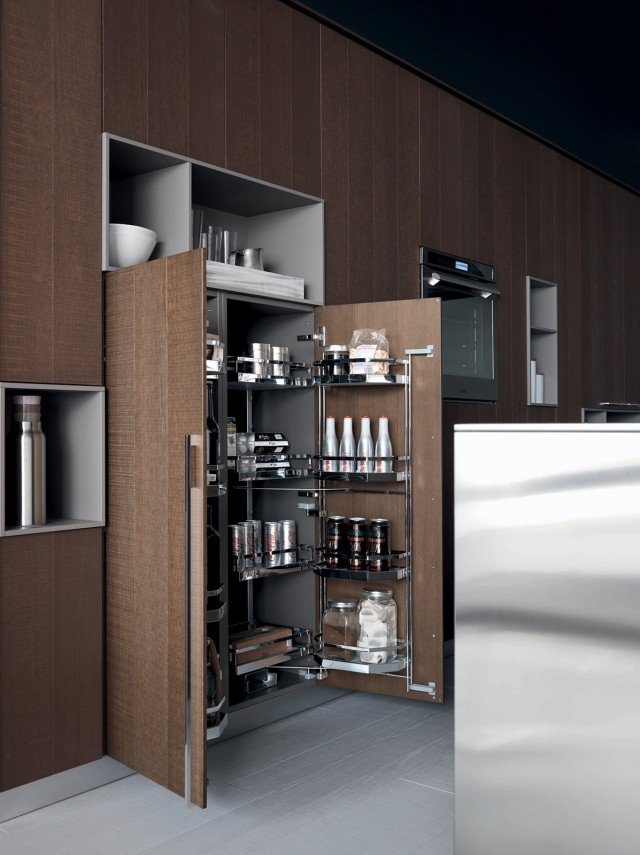 Colonna della serie Kalea di Cesar, nella tipologia estraibile con sistema Tandem permette di attrezzare anche l’interno dell’anta. Finiture in rovere. Un modulo base misura L 60 x P 57 x H 144 cm. Prezzo esclusa Iva: 2.327 euro. www.cesar.it Colonna della serie Kalea di Cesar, nella tipologia estraibile con sistema Tandem permette di attrezzare anche l’interno dell’anta. Finiture in rovere. Un modulo base misura L 60 x P 57 x H 144 cm. Prezzo esclusa Iva: 2.327 euro. www.cesar.it