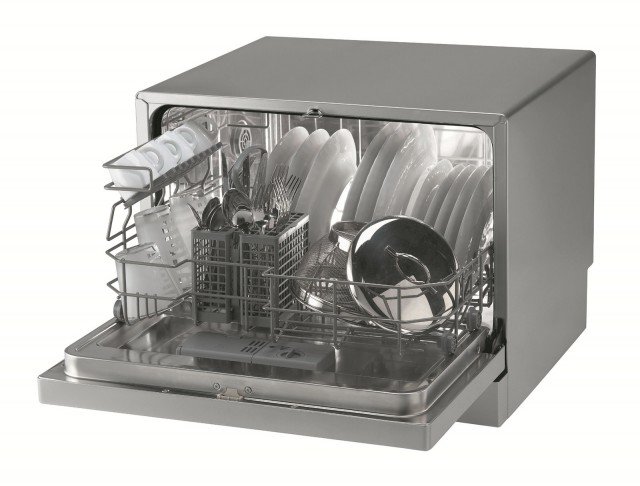 La lavastoviglie compatta CDCF6/E-S di Candy trova posto anche dove sarebbe impossibile inserire un modello tradizionale perchè può essere posizionata sul piano di lavoro, sotto il lavello, incassata in colonna o in una nicchia. In classe A+, ha capacità di carico 6 coperti e è selezionabile su 6 programmi con possibilità di partenza differita fino a 12 ore. Misura L 55 x P 50 x H 43,8 cm. Costa 429 euro. www.candy.it La lavastoviglie compatta CDCF6/E-S di Candy trova posto anche dove sarebbe impossibile inserire un modello tradizionale perchè può essere posizionata sul piano di lavoro, sotto il lavello, incassata in colonna o in una nicchia. In classe A+, ha capacità di carico 6 coperti e è selezionabile su 6 programmi con possibilità di partenza differita fino a 12 ore. Misura L 55 x P 50 x H 43,8 cm. Costa 429 euro. www.candy.it