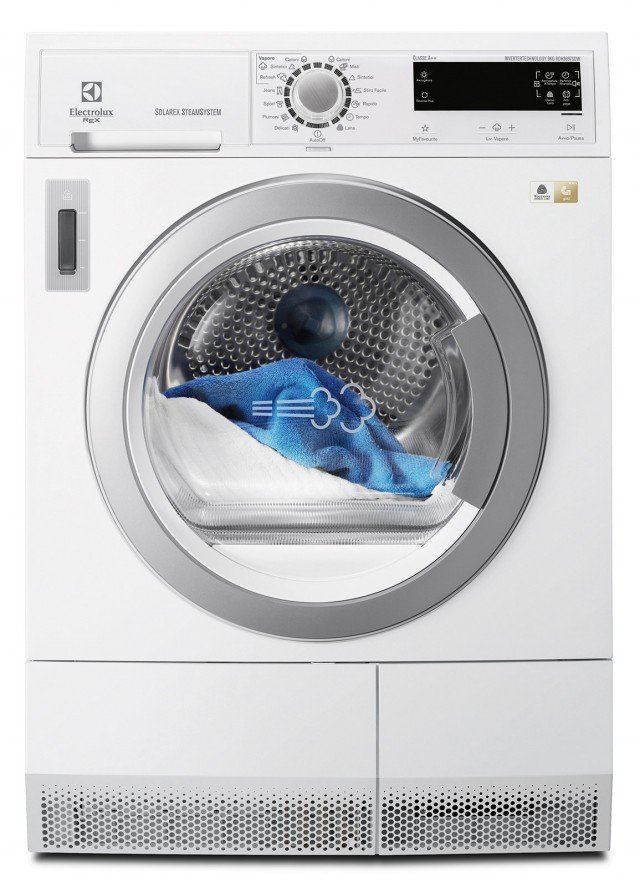 L’asciugabiancheria RDH 3897 SDW SteamSystem di Electrolux Rex funziona con a vapore e tratta con la massima delicatezza ogni tipo di tessuto, anche la lana. In classe A++, grazie alla tecnologia a pompa di calore asciuga delicatamente i vestiti, risparmiando fino al 50% di energia rispetto alla classe energetica A. Ha capacità di 9 kg e timer per la partenza ritardata fino a 20 ore. Misura L 60 x P 63 x H 85 cm. Costa 1.097 euro. www.electrolux-rex.it L’asciugabiancheria RDH 3897 SDW SteamSystem di Electrolux Rex funziona con a vapore e tratta con la massima delicatezza ogni tipo di tessuto, anche la lana. In classe A++, grazie alla tecnologia a pompa di calore asciuga delicatamente i vestiti, risparmiando fino al 50% di energia rispetto alla classe energetica A. Ha capacità di 9 kg e timer per la partenza ritardata fino a 20 ore. Misura L 60 x P 63 x H 85 cm. Costa 1.097 euro. www.electrolux-rex.it