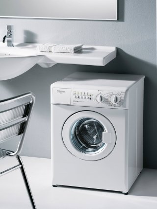 Quando ci sono problemi di altezza, la lavatrice di dimensioni compatte Microwash RWC 1350 di Electrolux Rex si inserisce sotto il lavello del bagno. In classe A, con capacità di 3 kg, consente di posticipare la partenza del programma negli orari a tariffa ridotta o quando è più comodo. Misura L 50 x P 52 x H 67 cm. Costa 547 euro. www.electrolux-rex.it Quando ci sono problemi di altezza, la lavatrice di dimensioni compatte Microwash RWC 1350 di Electrolux Rex si inserisce sotto il lavello del bagno. In classe A, con capacità di 3 kg, consente di posticipare la partenza del programma negli orari a tariffa ridotta o quando è più comodo. Misura L 50 x P 52 x H 67 cm. Costa 547 euro. www.electrolux-rex.it