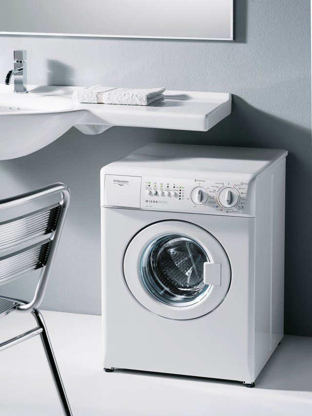 Quando ci sono problemi di altezza, la lavatrice di dimensioni compatte Microwash RWC 1350 di Electrolux Rex si inserisce sotto il lavello del bagno. In classe A, con capacità di 3 kg, consente di posticipare la partenza del programma negli orari a tariffa ridotta o quando è più comodo. Misura L 50 x P 52 x H 67 cm. Costa 547 euro. www.electrolux-rex.it Quando ci sono problemi di altezza, la lavatrice di dimensioni compatte Microwash RWC 1350 di Electrolux Rex si inserisce sotto il lavello del bagno. In classe A, con capacità di 3 kg, consente di posticipare la partenza del programma negli orari a tariffa ridotta o quando è più comodo. Misura L 50 x P 52 x H 67 cm. Costa 547 euro. www.electrolux-rex.it