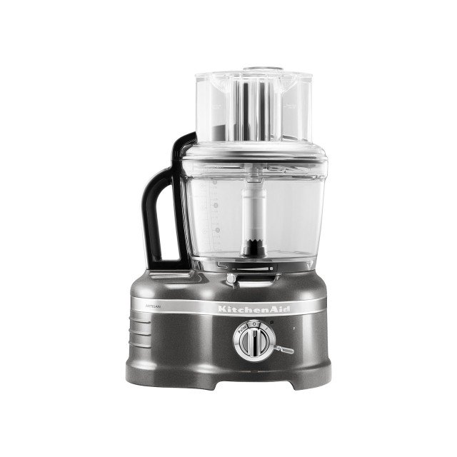 Qualsiasi sfida si debba affrontare in cucina, il Food Processor Artisan 5KFP1644 di KitchenAid è l’alleato perfetto. Dotato di un potente e silenzioso motore è possibile infatti tagliare, tritare, affettare, grattugiare, ridurre in purea, frullare e impastare. Inoltre, grazie al sistema Exactslice è possibile ottenere ben 7 spessori diversi di affettatura. Fornito con numerosi accessori, è provvisto anche di un set di 3 ciotole da lavoro da 4 litri, 2,4 litri e da 1 litro, spremiagrumi, lame multifunzione e frusta. Costa 569 euro. www.kitchenaid.it Qualsiasi sfida si debba affrontare in cucina, il Food Processor Artisan 5KFP1644 di KitchenAid è l’alleato perfetto. Dotato di un potente e silenzioso motore è possibile infatti tagliare, tritare, affettare, grattugiare, ridurre in purea, frullare e impastare. Inoltre, grazie al sistema Exactslice è possibile ottenere ben 7 spessori diversi di affettatura. Fornito con numerosi accessori, è provvisto anche di un set di 3 ciotole da lavoro da 4 litri, 2,4 litri e da 1 litro, spremiagrumi, lame multifunzione e frusta. Costa 569 euro. www.kitchenaid.it