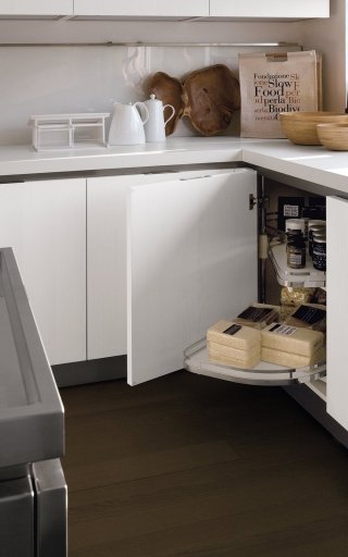 base ad angolo con meccanismo rotante Le Mans nella cucina Tulipano di Veneta Cucine base ad angolo con meccanismo rotante Le Mans nella cucina Tulipano di Veneta Cucine