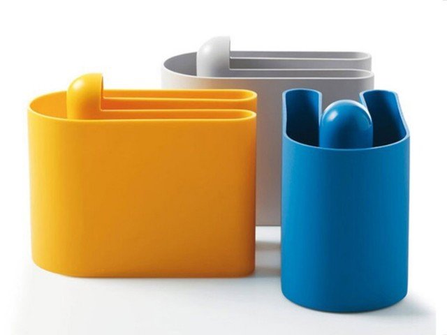 Buk di B-Line è un portariviste in polietilene stampato in rotazionale, progettato a forma di U per poter fare coppia con un elemento gemello. È realizzato nei colori: sabbia, grigio chiaro, arancio, bianco e giallo misura L 36,3 x P. 19,5 x H.30,5 cm. Prezzo 105 euro. www.b-line.it Buk di B-Line è un portariviste in polietilene stampato in rotazionale, progettato a forma di U per poter fare coppia con un elemento gemello. È realizzato nei colori: sabbia, grigio chiaro, arancio, bianco e giallo misura L 36,3 x P. 19,5 x H.30,5 cm. Prezzo 105 euro. www.b-line.it