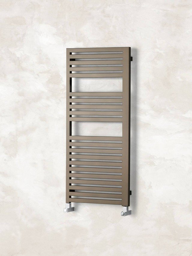 È realizzato in acciaio lo scaldasalviette NewLine di Brandoni in colore Bronzo Ginz. Gli elementi sono formati da tubi rettangolari. È disponibile in una vasta gamma di colori. Misura L 50 x H 115 cm. Prezzo 570 euro. www.brandoni.com È realizzato in acciaio lo scaldasalviette NewLine di Brandoni in colore Bronzo Ginz. Gli elementi sono formati da tubi rettangolari. È disponibile in una vasta gamma di colori. Misura L 50 x H 115 cm. Prezzo 570 euro. www.brandoni.com