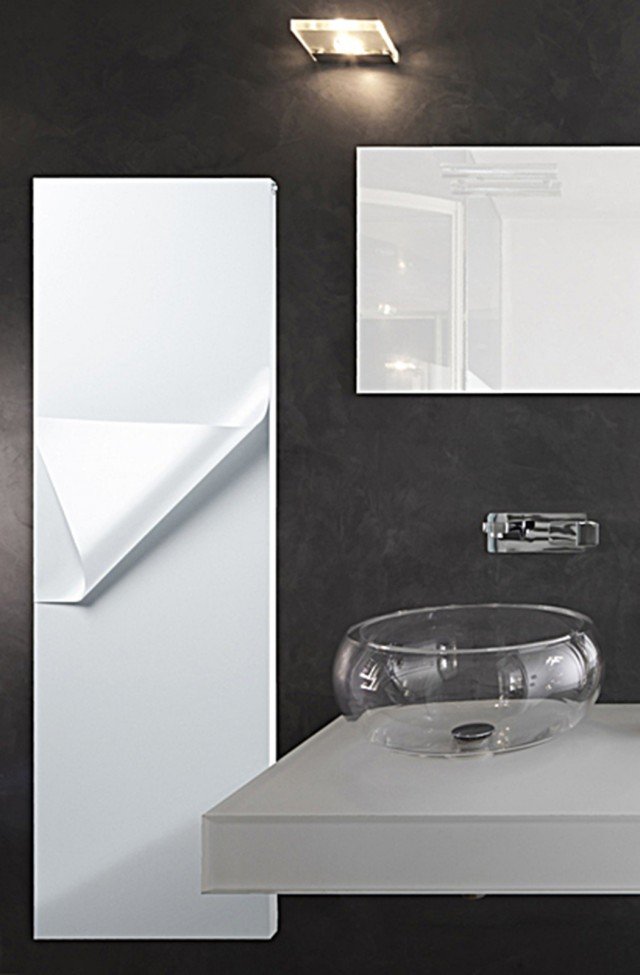 L’asciugamano invece di appenderlo, lo si può appoggiare nell’angolo ripiegato dello scaldasalviette in metallo Flexo di Brem, come se si trattasse di un guscio caldo. Misura L 77 x H 120 cm. Prezzo 1.525 euro. www.brem.it L’asciugamano invece di appenderlo, lo si può appoggiare nell’angolo ripiegato dello scaldasalviette in metallo Flexo di Brem, come se si trattasse di un guscio caldo. Misura L 77 x H 120 cm. Prezzo 1.525 euro. www.brem.it