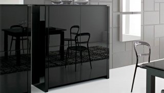 La madia Mag di Calligaris è composta internamente da 4 vani dotati di un ripiano in vetro. L’apertura delle ante è facilitata dal sistema a spinta push-pull. La struttura è realizzata in legno mentre il top superiore è in vetro temprato. Misura L 133 x P 52 x H 140 cm. Prezzo a partire da 1.618 euro. www.calligaris.it La madia Mag di Calligaris è composta internamente da 4 vani dotati di un ripiano in vetro. L’apertura delle ante è facilitata dal sistema a spinta push-pull. La struttura è realizzata in legno mentre il top superiore è in vetro temprato. Misura L 133 x P 52 x H 140 cm. Prezzo a partire da 1.618 euro. www.calligaris.it