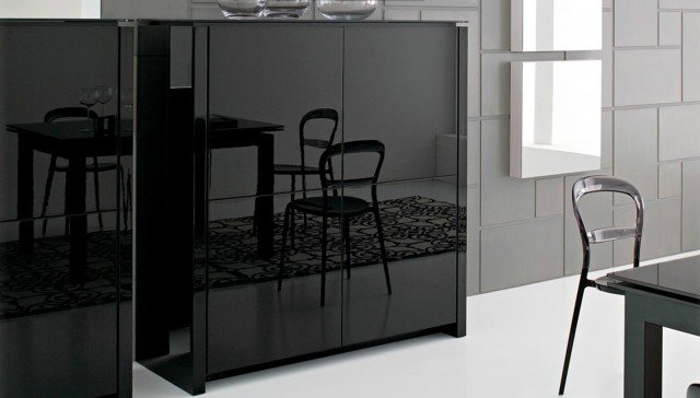 La madia Mag di Calligaris è composta internamente da 4 vani dotati di un ripiano in vetro. L’apertura delle ante è facilitata dal sistema a spinta push-pull. La struttura è realizzata in legno mentre il top superiore è in vetro temprato. Misura L 133 x P 52 x H 140 cm. Prezzo a partire da 1.618 euro. www.calligaris.it La madia Mag di Calligaris è composta internamente da 4 vani dotati di un ripiano in vetro. L’apertura delle ante è facilitata dal sistema a spinta push-pull. La struttura è realizzata in legno mentre il top superiore è in vetro temprato. Misura L 133 x P 52 x H 140 cm. Prezzo a partire da 1.618 euro. www.calligaris.it