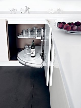 Elemento base cucina Frida di Cesar, dotato di meccanismo rotante slide-corner Elemento base cucina Frida di Cesar, dotato di meccanismo rotante slide-corner