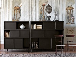 Verve fa parte della collezione Gold di Ciacci. Il pregio dei materiali, l'esclusività delle finiture, la raffinatezza delle linee rendono protagonista in qualsiasi contesto la madia dotata di grande versatilità. Si abbina con disinvoltura ad arredi di stile sia classico che moderno. Disponibile in due dimensioni e finiture: rovere tinto nero o in essenza di noce canaletto. Misura L 124 x P 47 x H 151 cm e L 164 x P 47 x H 151 cm. Prezzo a partire da 3.140 euro. www.ciacci.com Verve fa parte della collezione Gold di Ciacci. Il pregio dei materiali, l'esclusività delle finiture, la raffinatezza delle linee rendono protagonista in qualsiasi contesto la madia dotata di grande versatilità. Si abbina con disinvoltura ad arredi di stile sia classico che moderno. Disponibile in due dimensioni e finiture: rovere tinto nero o in essenza di noce canaletto. Misura L 124 x P 47 x H 151 cm e L 164 x P 47 x H 151 cm. Prezzo a partire da 3.140 euro. www.ciacci.com