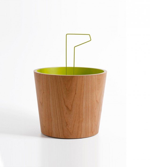 Bucket è il portariviste di Diamantini & Domeniconi a forma di tronco conico con maniglione in ferro. È caratterizzato da una linea inedita e originale, che rende particolare un classico complemento d’arredo. Il tronco è impiallacciato in ciliegio e in rovere, disponibile anche in rovere tinto wengè con gli interni laccati nei colori della collezione. Il maniglione è in ferro tagliato al laser e laccato. Misura Ø 64 x 45 cm. Prezzo 392 euro. www.diamantinidomeniconi.it Bucket è il portariviste di Diamantini & Domeniconi a forma di tronco conico con maniglione in ferro. È caratterizzato da una linea inedita e originale, che rende particolare un classico complemento d’arredo. Il tronco è impiallacciato in ciliegio e in rovere, disponibile anche in rovere tinto wengè con gli interni laccati nei colori della collezione. Il maniglione è in ferro tagliato al laser e laccato. Misura Ø 64 x 45 cm. Prezzo 392 euro. www.diamantinidomeniconi.it