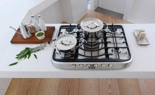 Largo 75 cm, Oversize FHOS 755 4G TC XS C di Franke è il piano cottura a incasso con i fuochi più distanziati tra loro, per permettere l’utilizzo contemporaneo di cinque pentole di grandi dimensioni (due di ø 26 cm e tre di ø 24 cm). Dotato di cinque bruciatori, tra cui due doppie corone e una tripla corona, ha sei manopole: la tripla corona da 5000 W viene infatti azionata da due manopole differenti, a seconda delle necessità. Costa 1.146,80 euro. www.franke.it Largo 75 cm, Oversize FHOS 755 4G TC XS C di Franke è il piano cottura a incasso con i fuochi più distanziati tra loro, per permettere l’utilizzo contemporaneo di cinque pentole di grandi dimensioni (due di ø 26 cm e tre di ø 24 cm). Dotato di cinque bruciatori, tra cui due doppie corone e una tripla corona, ha sei manopole: la tripla corona da 5000 W viene infatti azionata da due manopole differenti, a seconda delle necessità. Costa 1.146,80 euro. www.franke.it