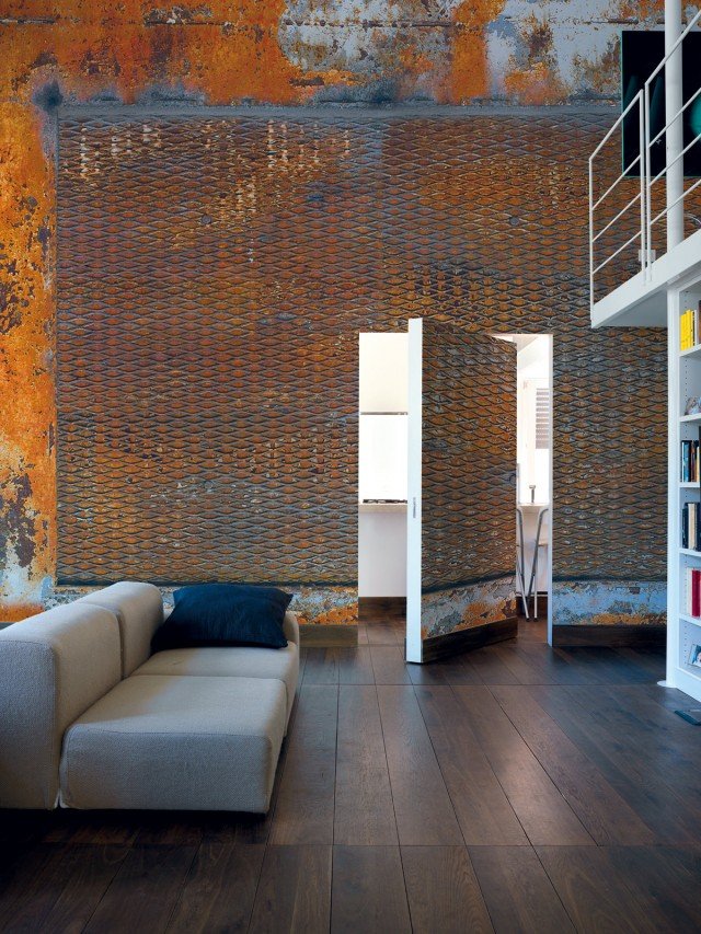 La carta da parati antisismica EQ Decor di Inkiostro Bianco è disponibile anche in vinile realizzata in fibra di vetro. Il design del decoro rusty grate di Gino Venturelli si adatta in particolare ad ambienti ampi come un loft. In vari formati, anche personalizzabili. Prezzo al mq 130 euro. www.inkiostrobianco.com Foto: © Celeste Cima La carta da parati antisismica EQ Decor di Inkiostro Bianco è disponibile anche in vinile realizzata in fibra di vetro. Il design del decoro rusty grate di Gino Venturelli si adatta in particolare ad ambienti ampi come un loft. In vari formati, anche personalizzabili. Prezzo al mq 130 euro. www.inkiostrobianco.com Foto: © Celeste Cima