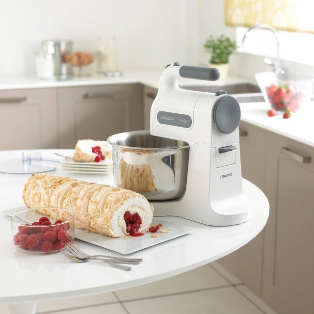 Chefette HM680 di Kenwood, monta a neve, sbattere e amalgamare qualsiasi composto liquido, grazie alle sue fruste in acciaio inox. Ha ciotola in acciaio inox con capacità da 3 litri con rotazione automatica. Il movimento combinato della ciotola e delle fruste o dei ganci consente di ottenere risultati eccellenti, inoltre l’impugnatura con finiture gommate, sagomata e molto maneggevole dello sbattitore rende ancora più semplice ogni preparazione.Con 350 W di potenza e 5 livelli di velocità, ha la funzione Pulse. Costa 100 euro. www.kenwoodworld.com Chefette HM680 di Kenwood, monta a neve, sbattere e amalgamare qualsiasi composto liquido, grazie alle sue fruste in acciaio inox. Ha ciotola in acciaio inox con capacità da 3 litri con rotazione automatica. Il movimento combinato della ciotola e delle fruste o dei ganci consente di ottenere risultati eccellenti, inoltre l’impugnatura con finiture gommate, sagomata e molto maneggevole dello sbattitore rende ancora più semplice ogni preparazione.Con 350 W di potenza e 5 livelli di velocità, ha la funzione Pulse. Costa 100 euro. www.kenwoodworld.com