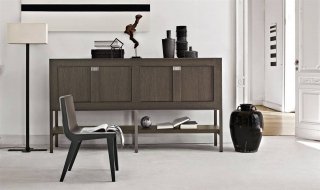 Eracle di Maxalto è una collezione di contenitori destinati ad usi differenti, con dimensioni variabili, chiusi da ante, con ripiani e cassetti ed anche aperti a libreria. Un'estetica semplice, rigorosa con facciate disegnate da fasce a sottolineare le ante e gli interni laccati che riservano la sorpresa di una raffinata tonalità di rosso, citazione di quel sofisticato mondo orientale che sa celare al primo sguardo e svelare progressivamente. Ulteriori dettagli impreziosiscono i contenitori: il profilo superiore top "a vassoio" e la piastra incernierata con funzione di maniglia. Misura L 120 x P 50 x H 160 cm. Prezzo su richiesta. www.bebitalia.com Eracle di Maxalto è una collezione di contenitori destinati ad usi differenti, con dimensioni variabili, chiusi da ante, con ripiani e cassetti ed anche aperti a libreria. Un'estetica semplice, rigorosa con facciate disegnate da fasce a sottolineare le ante e gli interni laccati che riservano la sorpresa di una raffinata tonalità di rosso, citazione di quel sofisticato mondo orientale che sa celare al primo sguardo e svelare progressivamente. Ulteriori dettagli impreziosiscono i contenitori: il profilo superiore top "a vassoio" e la piastra incernierata con funzione di maniglia. Misura L 120 x P 50 x H 160 cm. Prezzo su richiesta. www.bebitalia.com