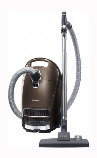 L’aspirapolvere S8 UniQ di Miele filtra perfettamente l’aria grazie alla combinazione di 12 livelli filtranti. La potenza si regola direttamente con il piede senza la fatica di doversi continuamente chinare e la lunghezza del cavo permette di muoversi in un raggio d’azione fino a 13 metri. L’impugnatura Comfort con faretto luminoso, che illumina la superficie da aspirare utilizzando la tecnologia a LED, permette una pulizia più efficace anche degli angoli più bui e nascosti. Costa 600 euro. www.miele.it L’aspirapolvere S8 UniQ di Miele filtra perfettamente l’aria grazie alla combinazione di 12 livelli filtranti. La potenza si regola direttamente con il piede senza la fatica di doversi continuamente chinare e la lunghezza del cavo permette di muoversi in un raggio d’azione fino a 13 metri. L’impugnatura Comfort con faretto luminoso, che illumina la superficie da aspirare utilizzando la tecnologia a LED, permette una pulizia più efficace anche degli angoli più bui e nascosti. Costa 600 euro. www.miele.it