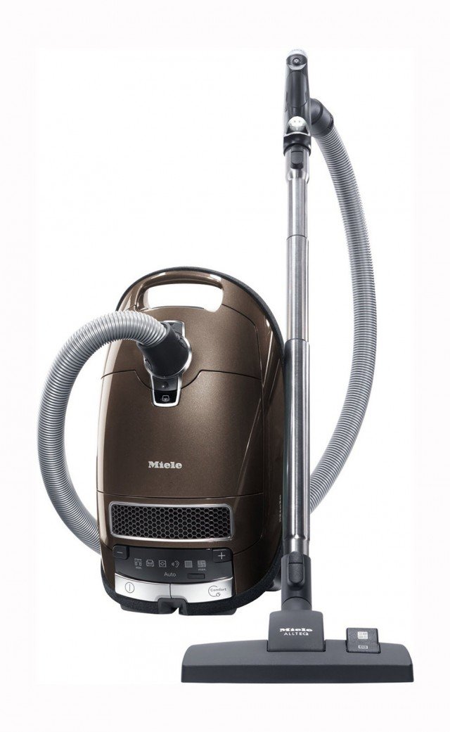 L’aspirapolvere S8 UniQ di Miele filtra perfettamente l’aria grazie alla combinazione di 12 livelli filtranti. La potenza si regola direttamente con il piede senza la fatica di doversi continuamente chinare e la lunghezza del cavo permette di muoversi in un raggio d’azione fino a 13 metri. L’impugnatura Comfort con faretto luminoso, che illumina la superficie da aspirare utilizzando la tecnologia a LED, permette una pulizia più efficace anche degli angoli più bui e nascosti. Costa 600 euro. www.miele.it L’aspirapolvere S8 UniQ di Miele filtra perfettamente l’aria grazie alla combinazione di 12 livelli filtranti. La potenza si regola direttamente con il piede senza la fatica di doversi continuamente chinare e la lunghezza del cavo permette di muoversi in un raggio d’azione fino a 13 metri. L’impugnatura Comfort con faretto luminoso, che illumina la superficie da aspirare utilizzando la tecnologia a LED, permette una pulizia più efficace anche degli angoli più bui e nascosti. Costa 600 euro. www.miele.it