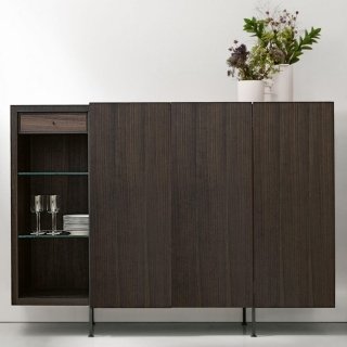 L’essenzialità delle linee definisce la collezione Tiller di Porro. La madia è priva di ogni elemento superfluo, rialzato sui 4 piedini metallici neri che ne esaltano la pura geometria, è realizzato in legno di eucalipto. È disponibile in due versioni: a sviluppo verticale e a sviluppo orizzontale. Entrambe sono dotate di ante completamente apribili una sull’altra, particolarità tecnica che si riflette nel disegno di facciata e possono essere accessoriate con cassetti interni o con ripiani in cristallo. Misura L 165 x P 48,5 x H 118,5 cm. Prezzo a partire da 3.000 euro. www.porro.com L’essenzialità delle linee definisce la collezione Tiller di Porro. La madia è priva di ogni elemento superfluo, rialzato sui 4 piedini metallici neri che ne esaltano la pura geometria, è realizzato in legno di eucalipto. È disponibile in due versioni: a sviluppo verticale e a sviluppo orizzontale. Entrambe sono dotate di ante completamente apribili una sull’altra, particolarità tecnica che si riflette nel disegno di facciata e possono essere accessoriate con cassetti interni o con ripiani in cristallo. Misura L 165 x P 48,5 x H 118,5 cm. Prezzo a partire da 3.000 euro. www.porro.com