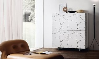 Mobile contenitore in legno laccato bianco lucido o opaco. Disponibile in diverse finiture e in tutti i colori della scala RAL, Frammenti di Riflessi è priva di maniglie (che ne altererebbero l’estetica) e ha i piedini in alluminio lucido che ne arricchiscono il design. Le ante sono decorate e lavorate artigianalmente e sono dotate dal pratico sistema push-pull. Misura L 132 x P 52 x H 140 cm. Prezzo 3.611 euro. www.riflessisrl.it Mobile contenitore in legno laccato bianco lucido o opaco. Disponibile in diverse finiture e in tutti i colori della scala RAL, Frammenti di Riflessi è priva di maniglie (che ne altererebbero l’estetica) e ha i piedini in alluminio lucido che ne arricchiscono il design. Le ante sono decorate e lavorate artigianalmente e sono dotate dal pratico sistema push-pull. Misura L 132 x P 52 x H 140 cm. Prezzo 3.611 euro. www.riflessisrl.it