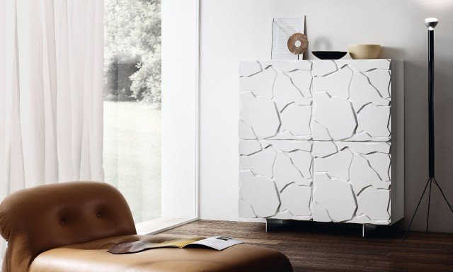 Mobile contenitore in legno laccato bianco lucido o opaco. Disponibile in diverse finiture e in tutti i colori della scala RAL, Frammenti di Riflessi è priva di maniglie (che ne altererebbero l’estetica) e ha i piedini in alluminio lucido che ne arricchiscono il design. Le ante sono decorate e lavorate artigianalmente e sono dotate dal pratico sistema push-pull. Misura L 132 x P 52 x H 140 cm. Prezzo 3.611 euro. www.riflessisrl.it Mobile contenitore in legno laccato bianco lucido o opaco. Disponibile in diverse finiture e in tutti i colori della scala RAL, Frammenti di Riflessi è priva di maniglie (che ne altererebbero l’estetica) e ha i piedini in alluminio lucido che ne arricchiscono il design. Le ante sono decorate e lavorate artigianalmente e sono dotate dal pratico sistema push-pull. Misura L 132 x P 52 x H 140 cm. Prezzo 3.611 euro. www.riflessisrl.it
