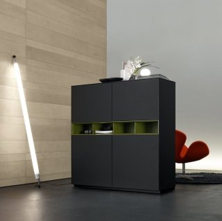 Il sistema componibile Self prosegue nella formulazione di soluzioni innovative che la collezione Rimadesio dedica all’area living: un progetto che fa della versatilità la propria qualità principale e che permette di creare madie freestanding mono e bifacciali come Self. Il sistema è costituito da contenitori a cassetti con apertura push e con anta battente, interamente rivestite in vetro laccato, e da vani a giorno in legno laccato; ante e fianchi sono interamente rivestiti in vetro laccato. Il top continuo è in vetro laccato lucido e opaco, nei 62 colori della gamma Ecolorsystem, gli stessi disponibili anche per il legno laccato e le ante. Misura L 190 x P 46 x H 128 cm. Prezzo a partire da 3.320 euro. www.rimadesio.it. Il sistema componibile Self prosegue nella formulazione di soluzioni innovative che la collezione Rimadesio dedica all’area living: un progetto che fa della versatilità la propria qualità principale e che permette di creare madie freestanding mono e bifacciali come Self. Il sistema è costituito da contenitori a cassetti con apertura push e con anta battente, interamente rivestite in vetro laccato, e da vani a giorno in legno laccato; ante e fianchi sono interamente rivestiti in vetro laccato. Il top continuo è in vetro laccato lucido e opaco, nei 62 colori della gamma Ecolorsystem, gli stessi disponibili anche per il legno laccato e le ante. Misura L 190 x P 46 x H 128 cm. Prezzo a partire da 3.320 euro. www.rimadesio.it.