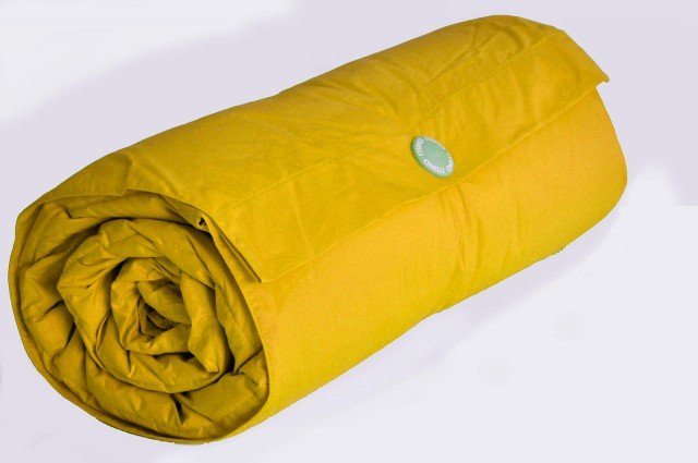 Chiuso a rullo è un comodo cuscino poggiareni, una volta aperto è un morbido plaid imbottito in piumino d'oca europea (75%) e rivestito in puro cotone da scegliere fra 44 varianti di colore. Dimensioni L 130 x P 160 cm. Prezzo 110 euro. Paris di Cinelli Piume e Piumini. www.cinellipiumini.com Chiuso a rullo è un comodo cuscino poggiareni, una volta aperto è un morbido plaid imbottito in piumino d'oca europea (75%) e rivestito in puro cotone da scegliere fra 44 varianti di colore. Dimensioni L 130 x P 160 cm. Prezzo 110 euro. Paris di Cinelli Piume e Piumini. www.cinellipiumini.com