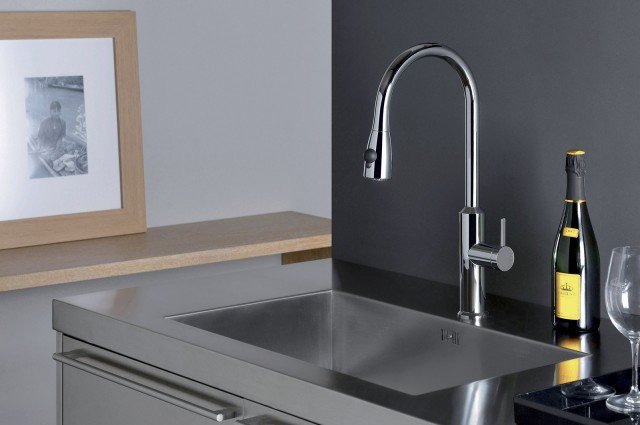 1. Miscelatore monocomando Ku 530 di Cristina Rubinetteria, dotato di cartuccia ceramica a risparmio idrico, posizione verticale della manopola dell’acqua fredda per il risparmio idrico, doccetta estraibile a due getti con molla che ne agevola il riposizionamento, bocca girevole e tubo interno antiscoppio e atossico. Misura L 23 x H 48,7 cm. Prezzo Iva esclusa, 502,80 euro. www.cristinarubinetterie.com 1. Miscelatore monocomando Ku 530 di Cristina Rubinetteria, dotato di cartuccia ceramica a risparmio idrico, posizione verticale della manopola dell’acqua fredda per il risparmio idrico, doccetta estraibile a due getti con molla che ne agevola il riposizionamento, bocca girevole e tubo interno antiscoppio e atossico. Misura L 23 x H 48,7 cm. Prezzo Iva esclusa, 502,80 euro. www.cristinarubinetterie.com