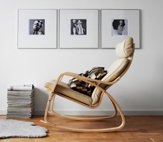 È anche un comodo dondolo, ha la struttura in multistrato di betulla curvato ed è ricoperta in fior di pelle tinta, goffrata e pigmentata in una raffinata sfumatura beige. Misura L 68 x P 94 x H 95 cm. Prezzo 259 euro. PoÄng di Ikea. www.ikea.it È anche un comodo dondolo, ha la struttura in multistrato di betulla curvato ed è ricoperta in fior di pelle tinta, goffrata e pigmentata in una raffinata sfumatura beige. Misura L 68 x P 94 x H 95 cm. Prezzo 259 euro. PoÄng di Ikea. www.ikea.it