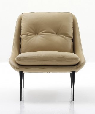 I due grandi cuscini sistemati sulla seduta e sullo schienale rendono la poltrona Fency di Nube accogliente. Ha un design che ricorda i raffinati modelli degli Anni Cinquanta. È rivestita in pelle color tortora e ha i piedi sottili verniciati di nero. Misura L 75 x P 85 x H 83 cm. Prezzo 1.497,86 euro.<strong> www.nubeitalia.it</strong> I due grandi cuscini sistemati sulla seduta e sullo schienale rendono la poltrona Fency di Nube accogliente. Ha un design che ricorda i raffinati modelli degli Anni Cinquanta. È rivestita in pelle color tortora e ha i piedi sottili verniciati di nero. Misura L 75 x P 85 x H 83 cm. Prezzo 1.497,86 euro.<strong> www.nubeitalia.it</strong>