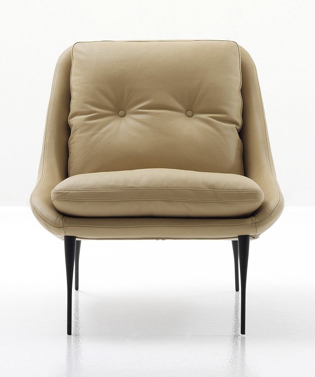 I due grandi cuscini sistemati sulla seduta e sullo schienale la rendono accogliente, ha un design che ricorda i raffinati modelli degli Anni Cinquanta; è rivestita in pelle color tortora e ha i piedi sottili verniciati di nero. Misura L 75 x P 85 x H 83 cm. Prezzo 1.497,86 euro. Fency di Nube www.nubeitalia.it I due grandi cuscini sistemati sulla seduta e sullo schienale la rendono accogliente, ha un design che ricorda i raffinati modelli degli Anni Cinquanta; è rivestita in pelle color tortora e ha i piedi sottili verniciati di nero. Misura L 75 x P 85 x H 83 cm. Prezzo 1.497,86 euro. Fency di Nube www.nubeitalia.it