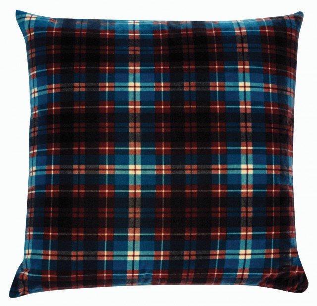 Porta la firma di Jean Paul Gaultier il cuscino quadrato caratterizzato sul fronte da un tessuto stampato a motivo tartan e sul retro da jersey tinta unita. Dimensioni L 60 x P 60 cm. Prezzo 153 euro. Double Jeu di Roche Bobois. www.roche-bobois.com Porta la firma di Jean Paul Gaultier il cuscino quadrato caratterizzato sul fronte da un tessuto stampato a motivo tartan e sul retro da jersey tinta unita. Dimensioni L 60 x P 60 cm. Prezzo 153 euro. Double Jeu di Roche Bobois. www.roche-bobois.com