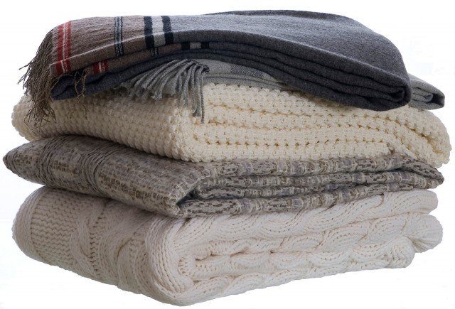 Una pila di calde coperte realizzate in fibre pregiate come il cachemire, il mohair o il cotone invernale che crea un piacevole invito alle coccole e al relax; alcuni modelli sono impreziositi da lavorazioni a chicco di riso e da volants. Dimensioni L 140 x P 180 cm. Prezzo della versione in lana e lino 267 euro. Collezione Pleasures di Mastro Raphael. www.mastroraphael.com Una pila di calde coperte realizzate in fibre pregiate come il cachemire, il mohair o il cotone invernale che crea un piacevole invito alle coccole e al relax; alcuni modelli sono impreziositi da lavorazioni a chicco di riso e da volants. Dimensioni L 140 x P 180 cm. Prezzo della versione in lana e lino 267 euro. Collezione Pleasures di Mastro Raphael. www.mastroraphael.com