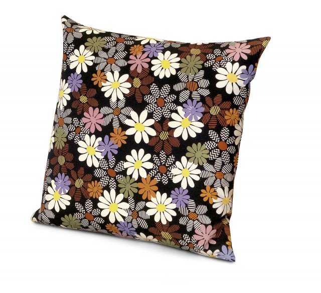 Raso di puro cotone decorato da una raffinata stampa floreale per il cuscino disponibile in due formati. Dimensioni L 40 x P 40 cm. Prezzo 113 euro. Orsay di Missoni Home. www.missonihome.it Raso di puro cotone decorato da una raffinata stampa floreale per il cuscino disponibile in due formati. Dimensioni L 40 x P 40 cm. Prezzo 113 euro. Orsay di Missoni Home. www.missonihome.it