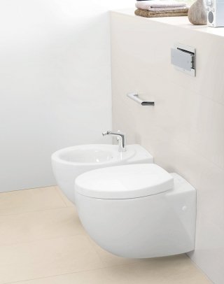 I sanitari sospesi in ceramica sono disponibili in due tonalità di bianco; misurano L 40 x P 59 cm; nella versione base, Iva esclusa, il vaso costa 919 euro, il bidet 609 euro Aveo New Generation di Villeroy & Boch www.villeroy-boch.com I sanitari sospesi in ceramica sono disponibili in due tonalità di bianco; misurano L 40 x P 59 cm; nella versione base, Iva esclusa, il vaso costa 919 euro, il bidet 609 euro Aveo New Generation di Villeroy & Boch www.villeroy-boch.com