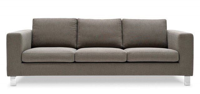 Il modello tre posti rivestito in tessuto grigio Ottawa è completamente sfoderabile, è dotato di piedini in metallo cromato e ha una linea semplice e pulita che lo rende facile da ambientare. Dimensioni L 229 x P 92 x H 82 cm. Prezzo 1.353 euro. Malcolm di Calligaris. www.calligaris.it Il modello tre posti rivestito in tessuto grigio Ottawa è completamente sfoderabile, è dotato di piedini in metallo cromato e ha una linea semplice e pulita che lo rende facile da ambientare. Dimensioni L 229 x P 92 x H 82 cm. Prezzo 1.353 euro. Malcolm di Calligaris. www.calligaris.it
