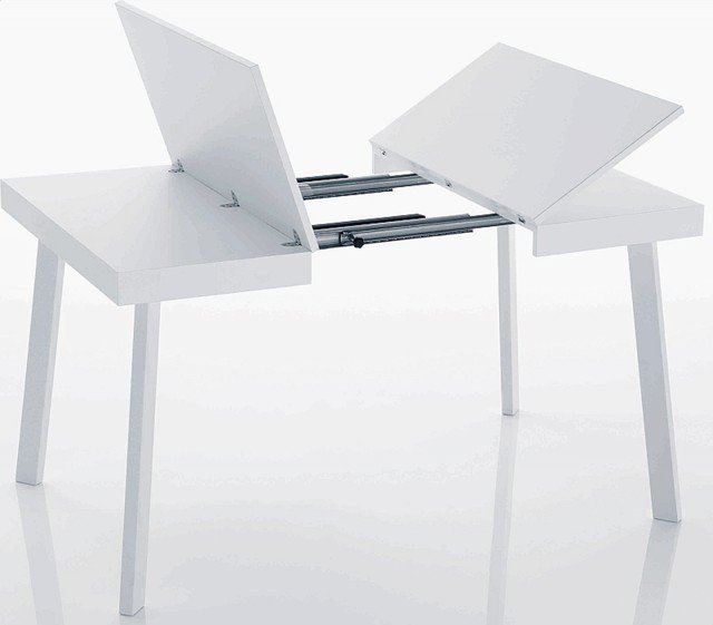 Con piano in laccato bianco a poro aperto, il tavolo Brio di Eurosedia raddoppia la lunghezza grazie alle estensioni centrali. Misura L 84 x P 84/168 x H 68 cm. Con gambe in legno, Iva esclusa, prezzo 708 euro. <strong>www.eurosedia.it</strong> Con piano in laccato bianco a poro aperto, il tavolo Brio di Eurosedia raddoppia la lunghezza grazie alle estensioni centrali. Misura L 84 x P 84/168 x H 68 cm. Con gambe in legno, Iva esclusa, prezzo 708 euro. <strong>www.eurosedia.it</strong>