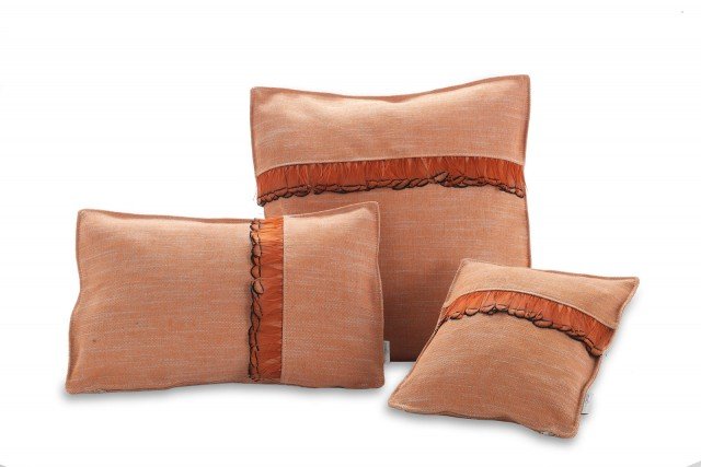 I cuscini più originali sono realizzati in tessuto misto lino arancione e decorati da vere piume ton sur ton che gli danno un tocco esotico, sono disponibili in tre misure e quattro varianti di colori. Dimensioni L 30 x P 30 cm. Prezzo 79 euro. Dimensioni L 30 x P 45 cm, prezzo 90 euro e dimensioni L 50 x P 50 cm prezzo 124 euro. Piuma di Doimo Decor. www.doimodecor.it I cuscini più originali sono realizzati in tessuto misto lino arancione e decorati da vere piume ton sur ton che gli danno un tocco esotico, sono disponibili in tre misure e quattro varianti di colori. Dimensioni L 30 x P 30 cm. Prezzo 79 euro. Dimensioni L 30 x P 45 cm, prezzo 90 euro e dimensioni L 50 x P 50 cm prezzo 124 euro. Piuma di Doimo Decor. www.doimodecor.it