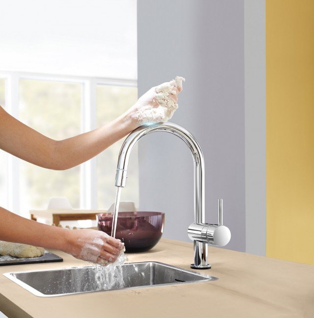 Azionabile tramite comando touch control, Minta Touch di Grohe si apre e si chiude semplicemente toccando la bocca di erogazione o il corpo del miscelatore. In acciaio cromato lucido, ha forma ad arco. Misura L 21,8 x H 38,4 cm. Prezzo 608,78 euro. www.grohe.com Azionabile tramite comando touch control, Minta Touch di Grohe si apre e si chiude semplicemente toccando la bocca di erogazione o il corpo del miscelatore. In acciaio cromato lucido, ha forma ad arco. Misura L 21,8 x H 38,4 cm. Prezzo 608,78 euro. www.grohe.com