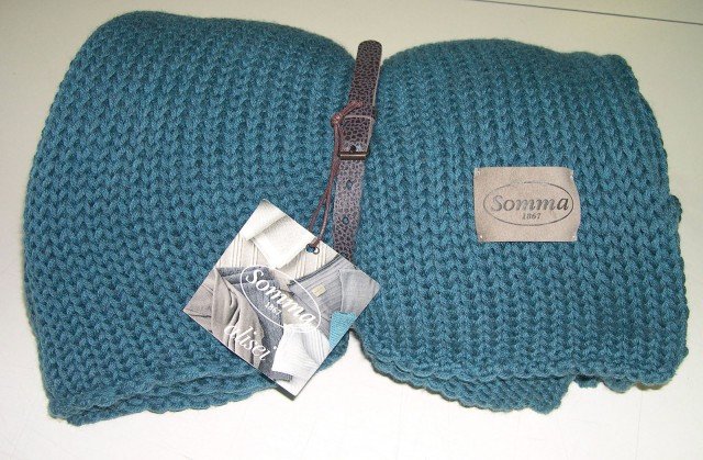 È realizzato in pregiata lana merino australiana con una particolare lavorazione a nido d’ape che lo rende morbido e accogliente. Misura L 130 x P 170 cm. Prezzo 196 euro. Plaid Alisei di Somma.www.somma.it È realizzato in pregiata lana merino australiana con una particolare lavorazione a nido d’ape che lo rende morbido e accogliente. Misura L 130 x P 170 cm. Prezzo 196 euro. Plaid Alisei di Somma.www.somma.it