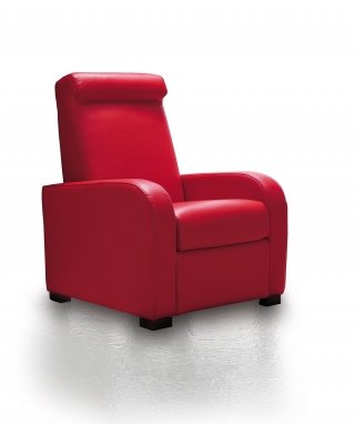 Pelle spessorata rosso lacca per la poltrona che trova posto con facilità in ogni salotto perché “stacca” dagli altri arredi; grazie alla comoda apertura a spinta si può inclinare lo schienale e sollevare il poggiapiedi per un comfort ottimale. Misura L 77 x P 90/164 x H 102 cm. Prezzo 1.355,42 euro. Dream di Rosini. www.rosinidivani.it Pelle spessorata rosso lacca per la poltrona che trova posto con facilità in ogni salotto perché “stacca” dagli altri arredi; grazie alla comoda apertura a spinta si può inclinare lo schienale e sollevare il poggiapiedi per un comfort ottimale. Misura L 77 x P 90/164 x H 102 cm. Prezzo 1.355,42 euro. Dream di Rosini. www.rosinidivani.it