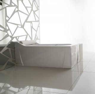 La vasca, che si può dotare di molti accessori e optional per il massaggio con l’acqua, esiste da L 170 x P 80 x H 70 cm e da L 180 x P 90 x H 70 cm; senza idromassaggio, Iva esclusa costa 950 euro Alba di Treesse ] www.gruppotres.it